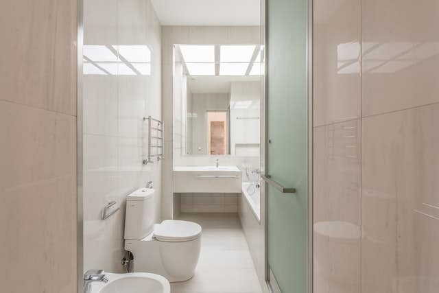 6 Semne ale unui canal de scurgere înfundat 3 Toilets refusing to flush are signs of a clogged drain
