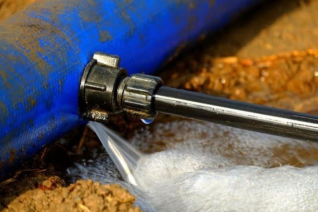19 Sfaturi de iarnă pentru instalații sanitare care vă vor economisi mii de lei 3 Avoid disaster like this leaking water line with plumbing tips for the winter